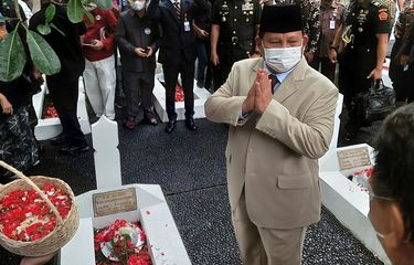 Peringati Hari Bakti Taruna, Menhan Prabowo Berziarah ke TMP Taruna 1