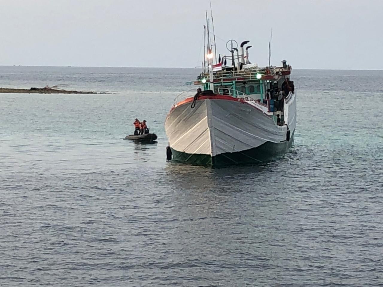 Satuan Kapal Patroli Lantamal III Berhasil Selamatkan Kapal Kandas di Perairan Pulau Ayer