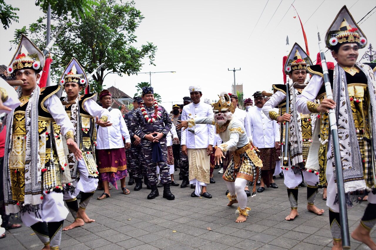 KSAL Terima Penghargaan Gelar Kesatria Padma Nusantara dari Raja Bali 2