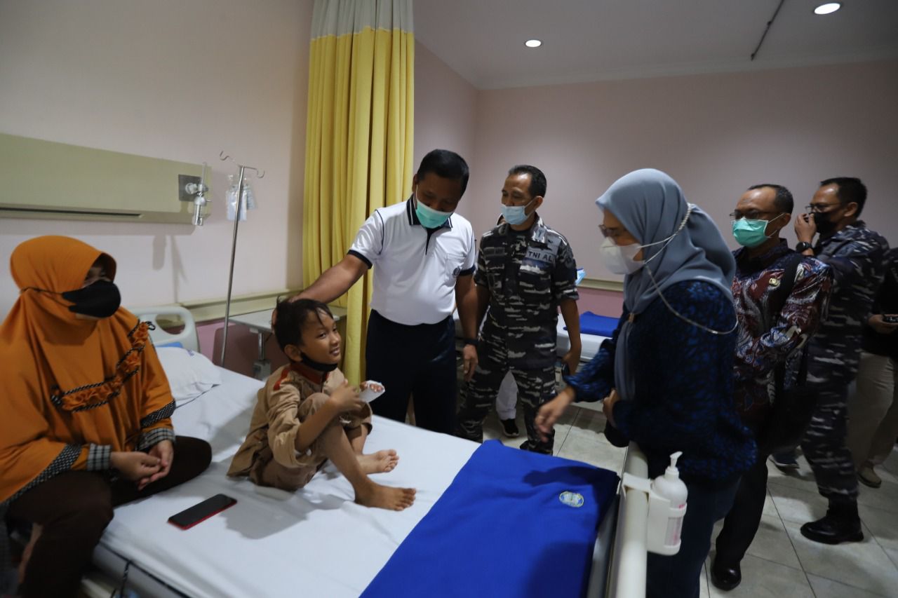 Seorang Bocah Telan Kunci, Tim Medis TNI AL Turun Tangan