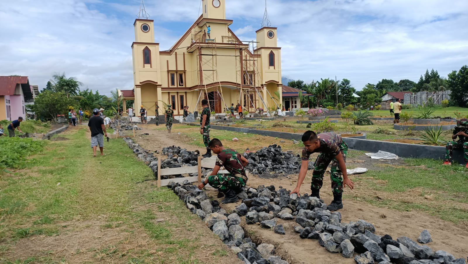 TNI dan Masyarakat Gotong Royong Dirikan Gereja di Tobelo