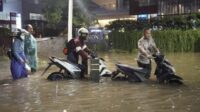 Tergenang Banjit, Ruas Jalan di Mampang Jakarta Selatan Lumpuh